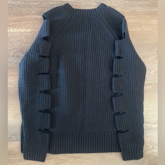 Neiman Marcus Cashmere Cold Shoulder Sweater Cut Out Black Size Medium - Picture 3 of 3